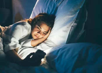 Apple paralajmëron përdoruesit e iPhone që bien në gjumë me telefonin e tyre