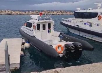 Moti i keq përfshin bregdetin,policia apel pushuesve: Mos dilni në det me mjete lundruese