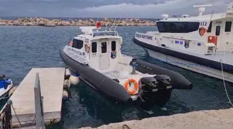 Moti i keq përfshin bregdetin,policia apel pushuesve: Mos dilni në det me mjete lundruese