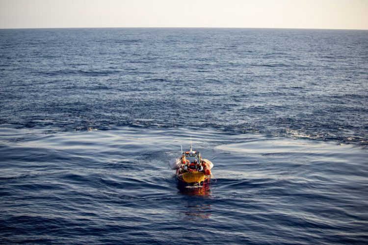 Fundoset anija në ishullin Lampedusa në Itali/ Mbyten 41 emigrantë, mes tyre 3 fëmijë