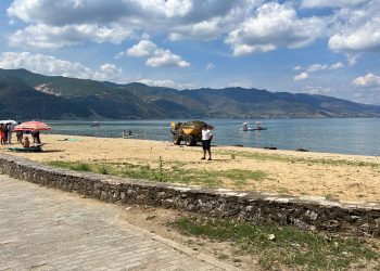 Fadroma përplas pushuesin në Pogradec