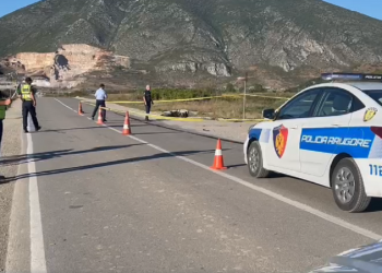 Përmbyset kamioni në Maliq, plagosen 2 persona