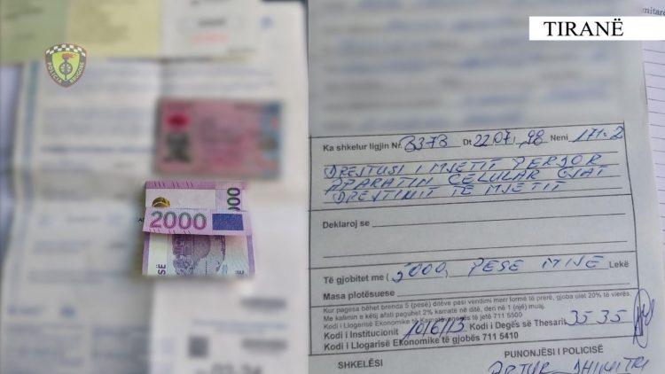 Po përdorte celularin në makinë, shoferi tenton të korruptojë policin