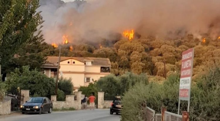Zjarr i madh në ishullin Zakynthos të Greqisë, autoritetet greke ngrejnë alarmin