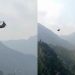 Mbetën të bllokuar në teleferik për orë të tëra! Shpëtohen dy fëmijë në Pakistan