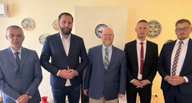 Ambasadori amerikan takim me politikanët serbë të Kosovës: Mbështetje për shtetin sovran