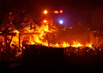 Zjarr në një ndërtesë shumëkatëshe në Afrikën e Jugut, humbin jetën 63 banorë