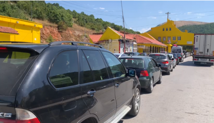 Emigrantët kthehen në Greqi pas pushimeve, radhë kilometrike në Kapshticë