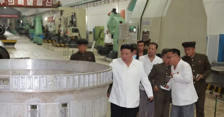 Koreja e Veriut urdhëron rritje drastike të prodhimit të raketave