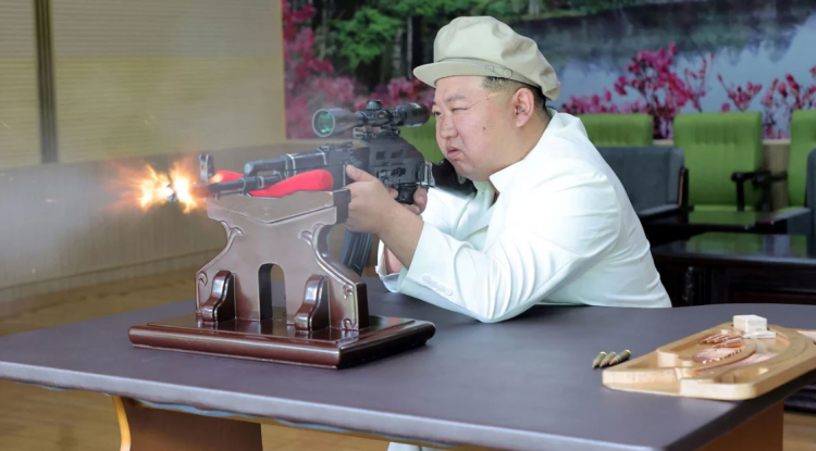 Kim Jong Un tregon forcat, shfaqet duke marrë shënjestër dhe duke qëlluar me armë(Foto)