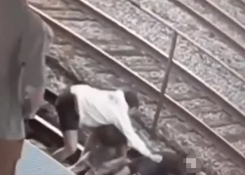 VIDEO/ Po bënin selfie në shinat e trenit në SHBA, 3 persona goditen nga rryma elektrike