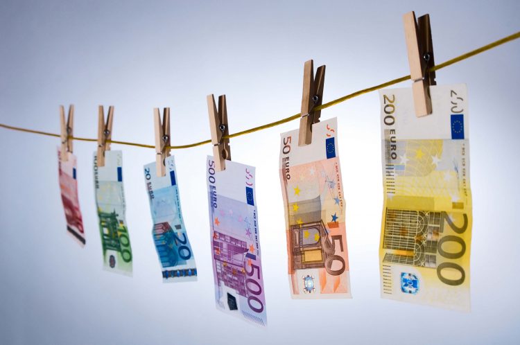 Pastrimi i parave, BE i kërkon Shqipërisë të vendosë një tavan për pagesat cash