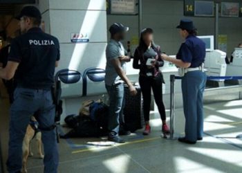 Doli në pistën e aeroportit për të pirë duhan, gjobitet 2 mijë euro pasagjeri në Venecia