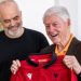 Foto me fanellën e kombëtares shqiptare, Rama i uron ditëlindjen ish-presidentin Clinton
