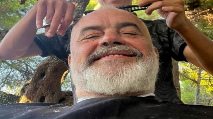 Kryeministri Rama publikon foton duke u qethur: Fabiani me skulpturën e tij live