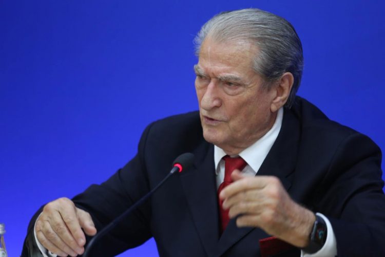 Hashash në repart ushtarak, Berisha kërkon dorëheqjen e Peleshit: Ushtri si e talebanëve