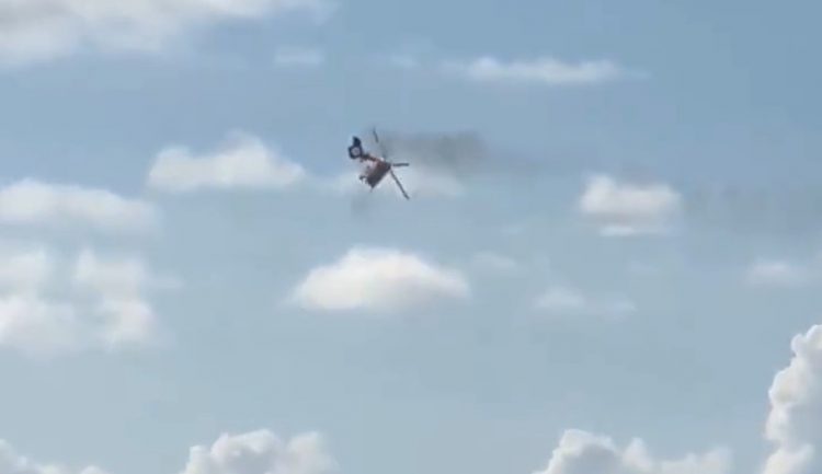 VIDEO/ Helikopter bie mbi banesa në Florida