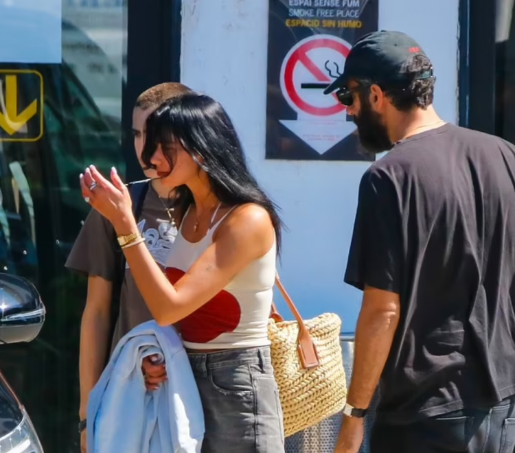 Dua Lipa përfundon pushimet në Shqipëri, “arratiset” në Ibiza