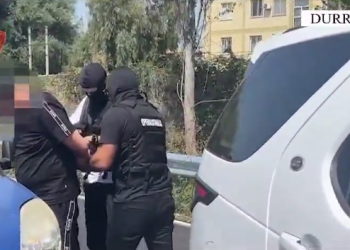 Policia i pret rrugën, kapet në Durrës 39-vjeçari i shpallur në kërkim ndërkombëtar