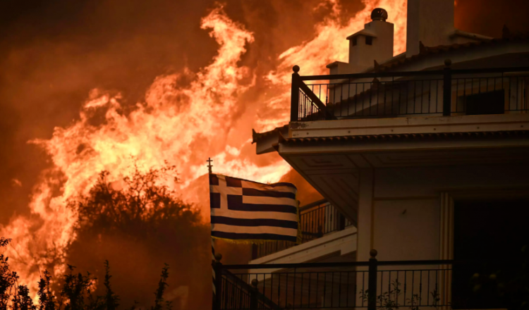 Zjarrfikësit grekë në luftë me flakët prej disa ditësh