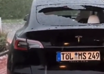 Stuhia e breshërit thyen xhamin e një makine Tesla në Zvicër (VIDEO)
