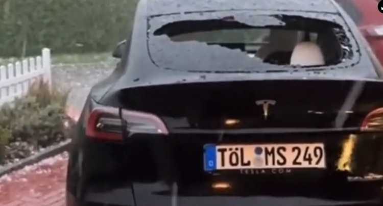 Stuhia e breshërit thyen xhamin e një makine Tesla në Zvicër (VIDEO)