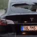 Stuhia e breshërit thyen xhamin e një makine Tesla në Zvicër (VIDEO)