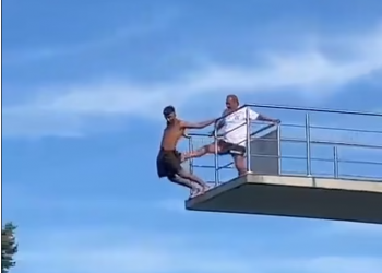 VIDEO/ Roja i pishinës shtyn me forcë të riun nga trampolina 10 metër e lartë