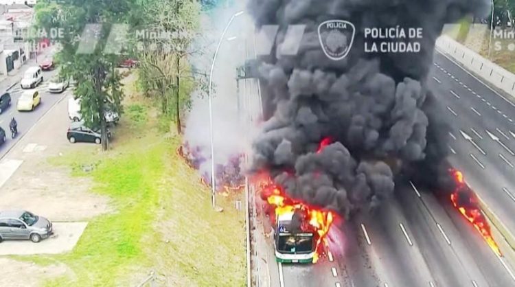 VIDEO/ Autobusi shpërthen në flakë, momenti kur njerëzit dalin të tronditur nga mjeti