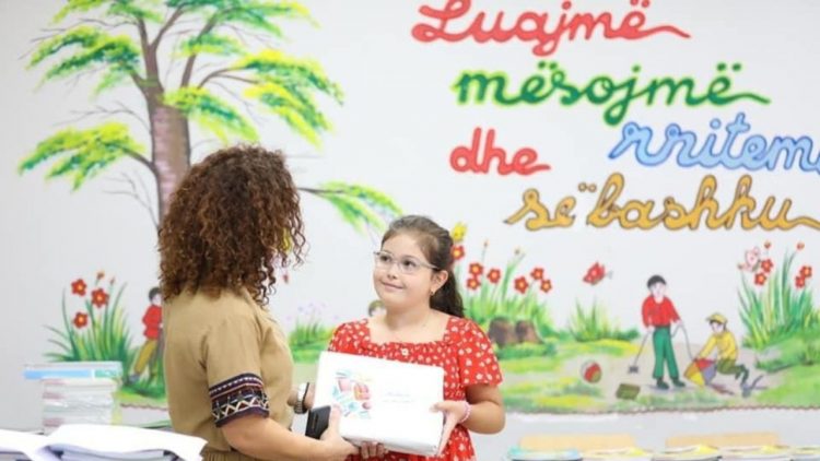 Kushi: Nga 1 shtatori nis shpërndarja e librave dhe për klasat e dyta dhe të treta