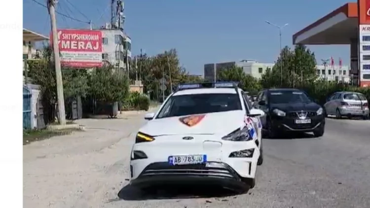 Aksidentohet makina e policisë në Fier