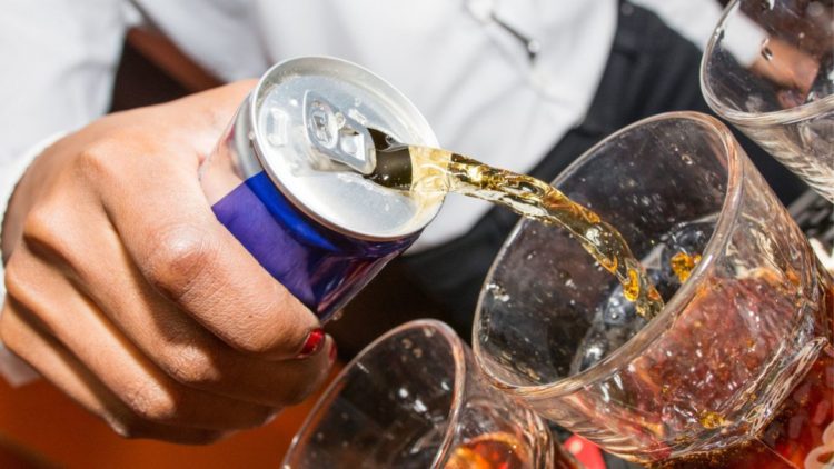 SHBA/ Pediatrit apel autoriteteve: Ndaloni shitjen e pijeve energjike për fëmijët