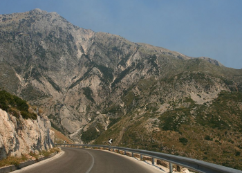 Kamioni pëson defekt në rrugë, bllokohet aksi Vlorë-Llogara