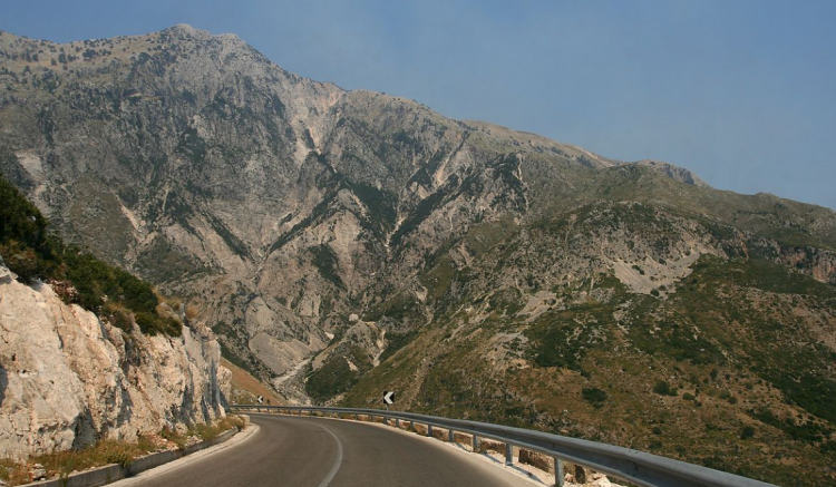 Kamioni pëson defekt në rrugë, bllokohet aksi Vlorë-Llogara