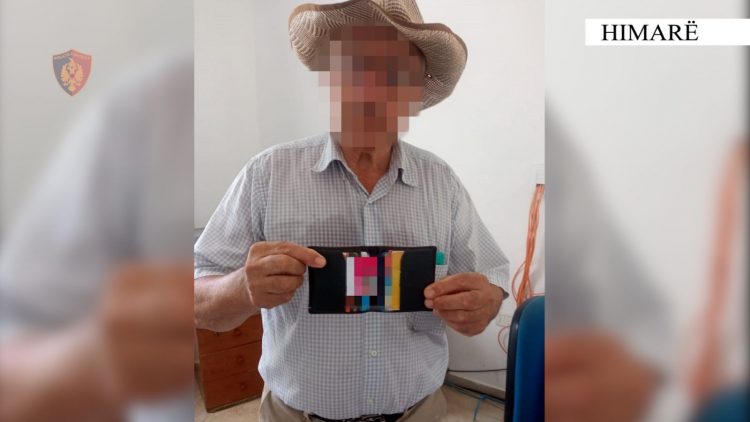I kishin humbur, punonjësit e policisë iu dorëzojnë 3 turistëve të huaj portofolët