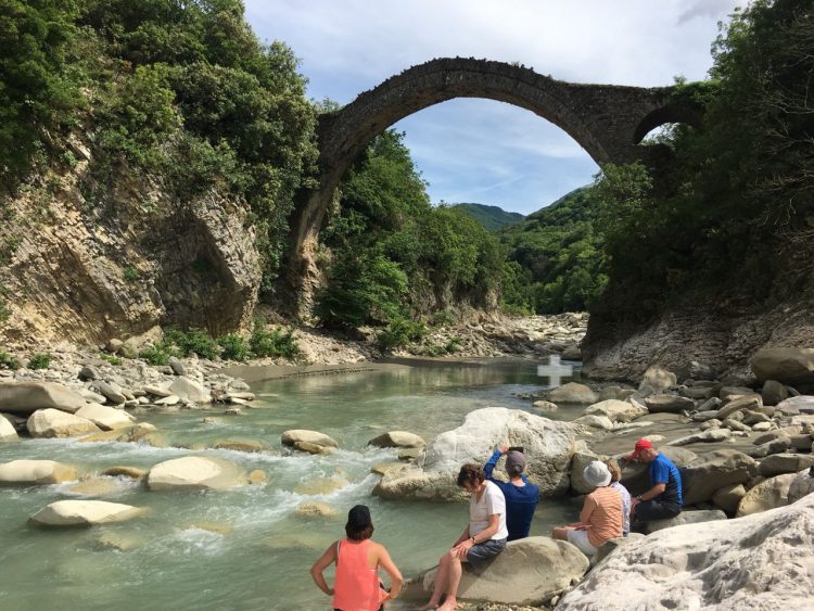 U hodh nga ura për t’u larë në Vjosë, dëmtohet turistja franceze