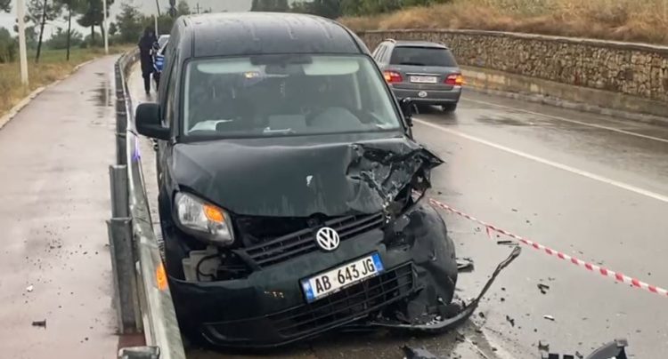 Aksident në aksin Pogradec-Lin, përplasen dy makina