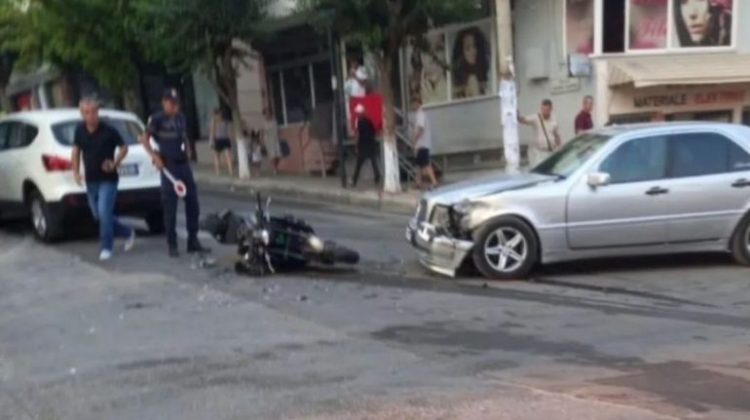 Sarandë/ Makina përplaset me motorin, plagoset 33-vjeçari