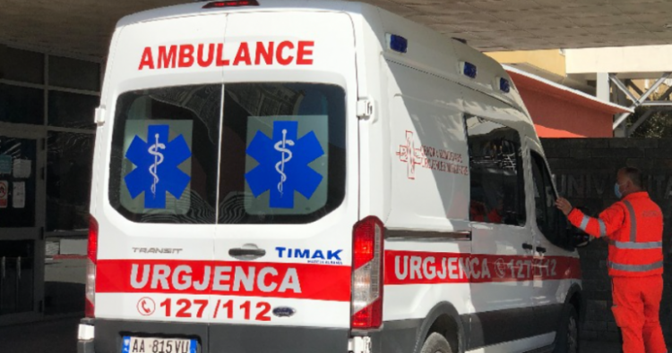 Aksident në Shkodër, këmbësori i pret rrugën makinës, përfundon në spital