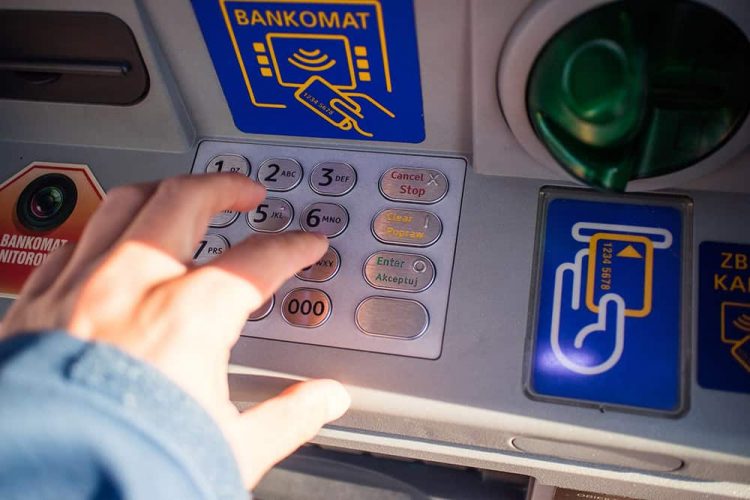 Bankomatët e bankës në Irlandë shpërndanë para falas për ato që s’kishin para në llogari