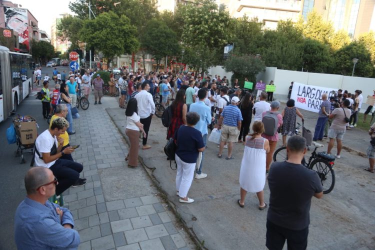 Ndërtimi i kullën pas TKOB në Tiranë, qytetarët protestojnë me pankarta në duar (Foto)