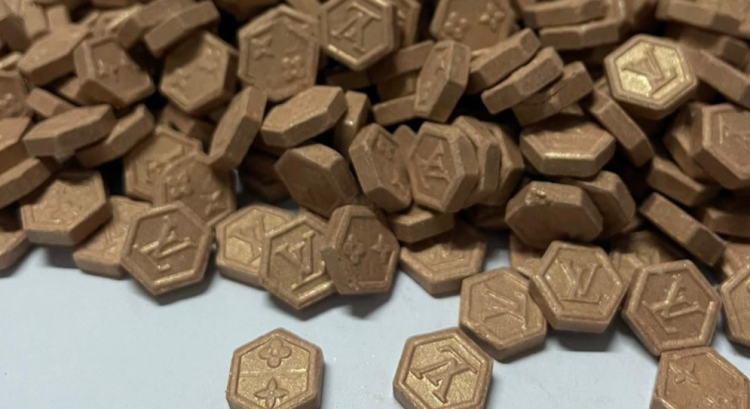 Me logon ‘Louis Vuitton’, policia zbardh skemën si shitej droga në lokalet e Tiranës