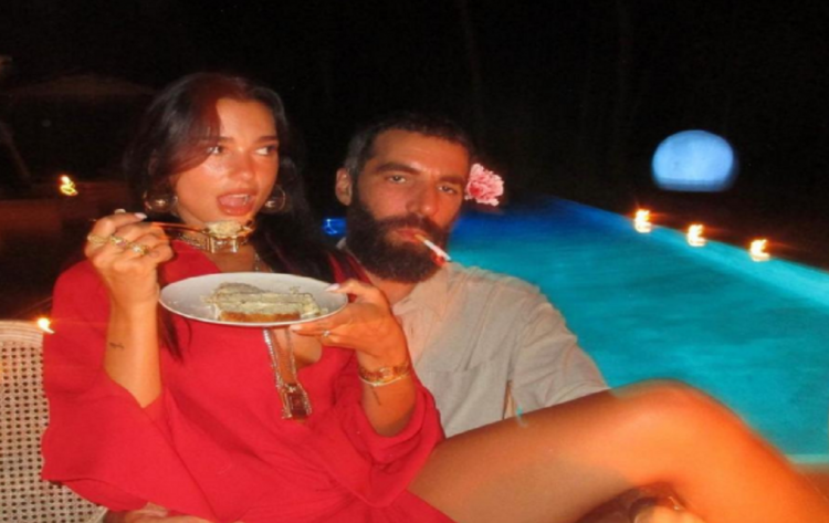 Dua Lipa publikon fotot, ja si e festoi ditëlindjen e saj në Ibiza