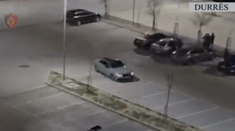Gara shpejtësie në vendparkim automjetesh, ndëshkohen me gjobë 3 shoferë (VIDEO)