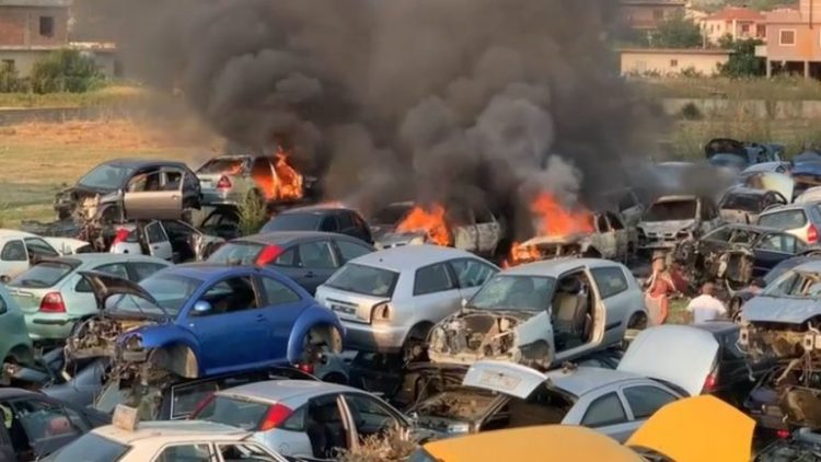 Zjarr në pikën e grumbullimit të automjeteve në Vlorë