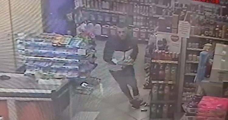 Video/I drejton thikën punonjëseve, momenti kur një i ri vjedh një supermarket në Korçë