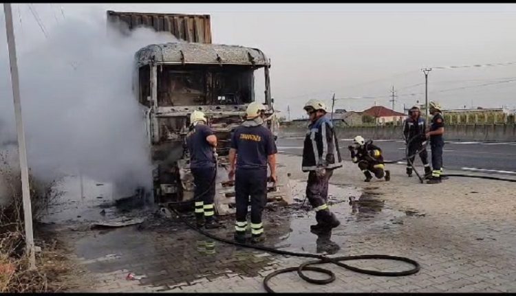 Përfshihet në flakë kamioni në aksin Lushnje-Rrogozhinë, dyshimet për rënien e zjarrit