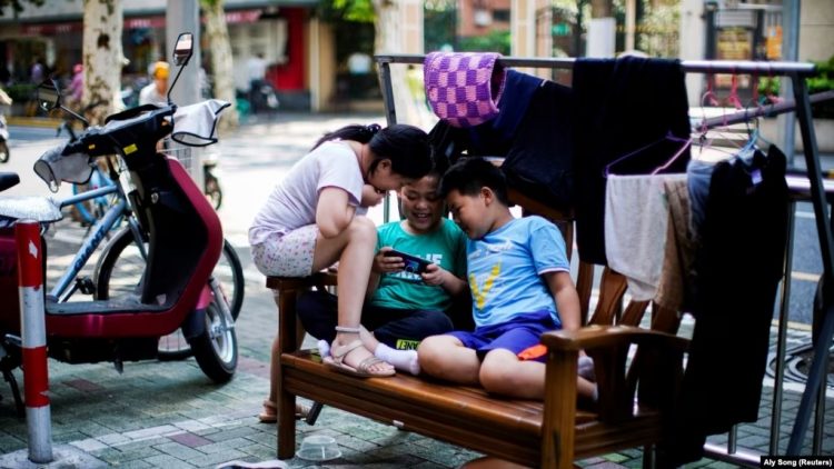 Kina propozon kufizimin e qasjes së fëmijëve në telefona