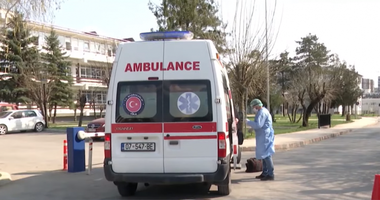 Tragjedi në Kosovë/ Dera e oborrit zë poshtë dy të miturit, ndërron jetë 8-vjeçari