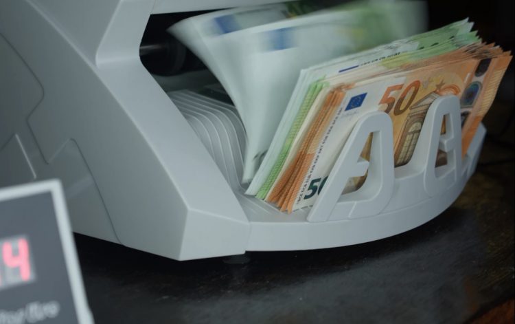 Eksportuesit letër FMN-së: Rënia e euros po ndikohet nga paratë kriminale